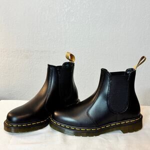 NEW-Dr Martens 2976 Chelsea Boots -Black Leather-Size 6W or 5M